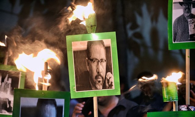 عکس خاویر والدز، روزنامه‌نگاری که در ماه مه به قتل رسید. در مکزیکوسیتی عده‌ای با راهپیمایی خواستار مجازات قاتلان او شدند